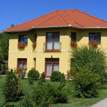 Voelgy Apartman Eger Esterno foto