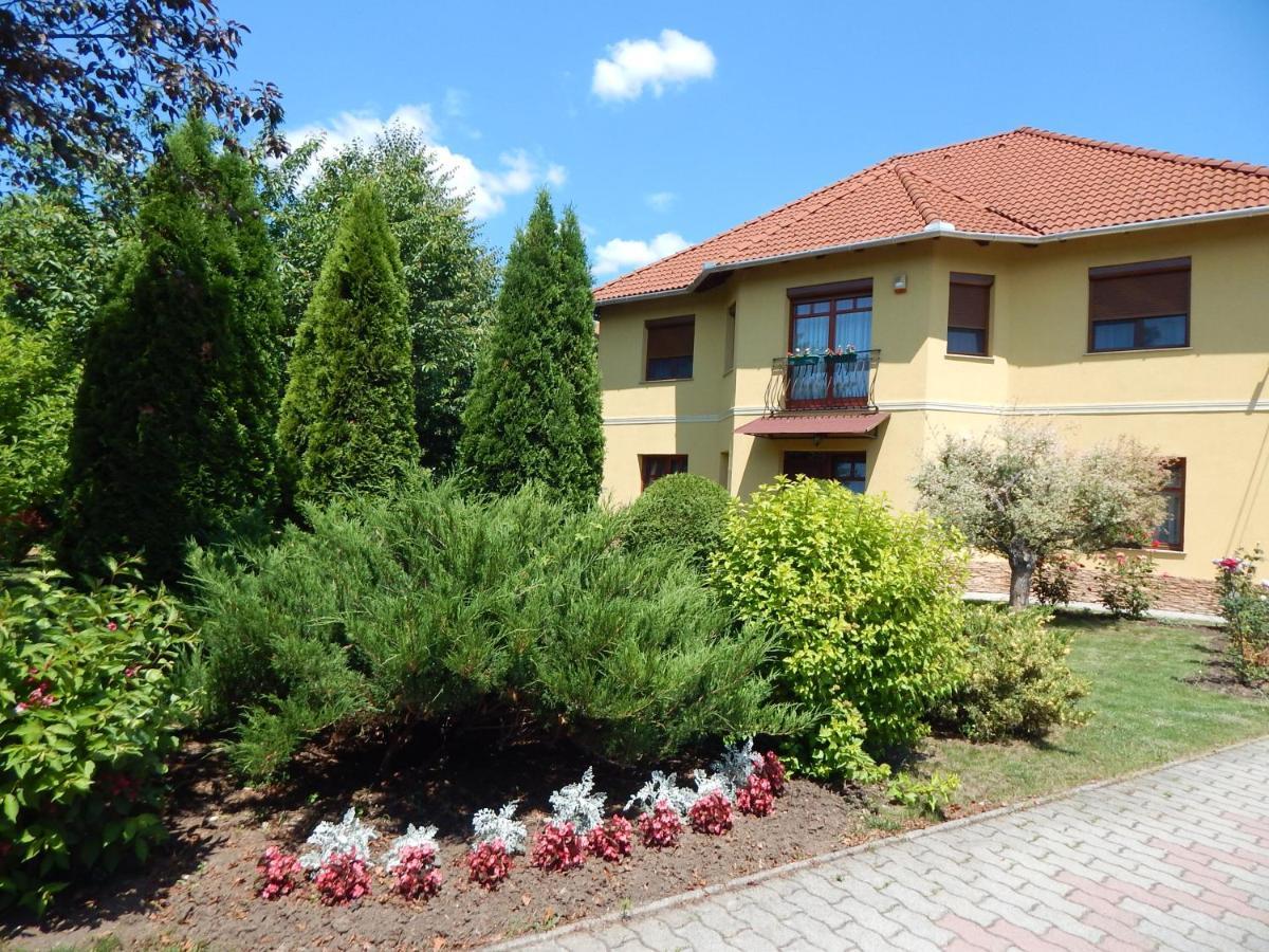 Voelgy Apartman Eger Esterno foto