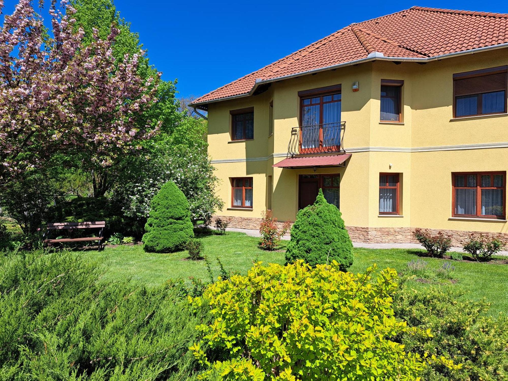 Voelgy Apartman Eger Esterno foto