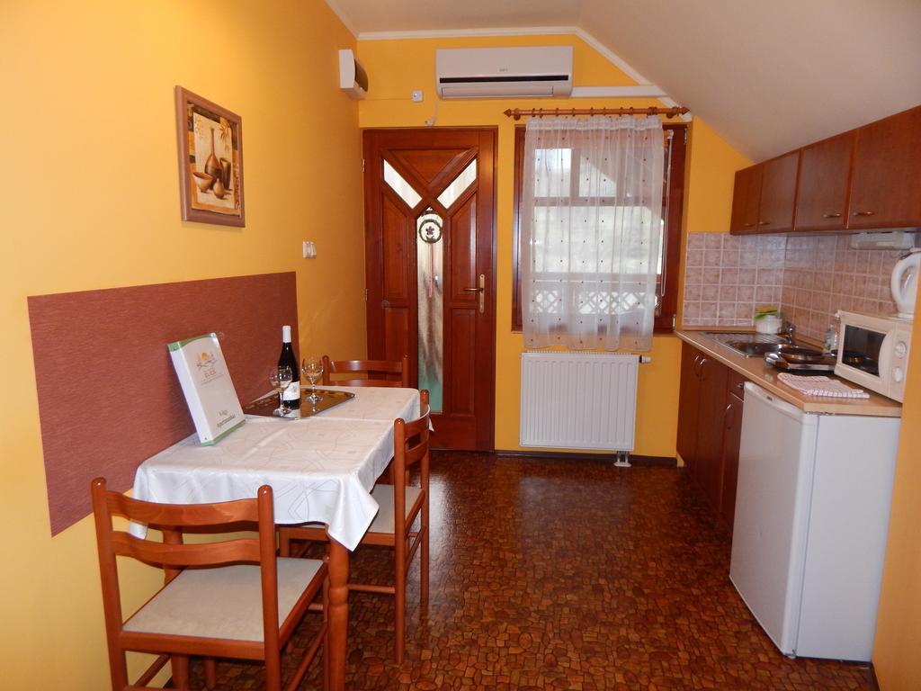 Voelgy Apartman Eger Esterno foto
